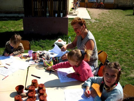 Ildikó néni eközben a kicsikkel foglalkozott